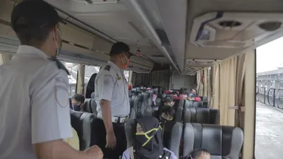 petugas sedang melakukan pengecekan protokol kesehatan pada bus/dok: utara.jakarta.go.id