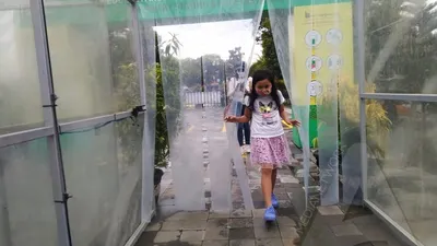 Seorang wisatawan di Candi Borobudur, Kabupaten Magelang, Jawa Tengah, memasuki bilik disinfektan sebelum memasuki area wisata, Sabtu (5/12/2020). (Ayojakarta.com/Budi Cahyono)