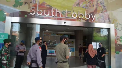 Petugas melakukan pengawasan pelaksanaan PSBB di Mal Bassura Jakarta Timur/timur.jakarta.go.id