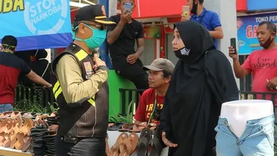 Petugas menyosialisasikan ketentuan PSBB kepada pedagang di luar pengecualian yang bersikeras berjualan di sekitar PGC, Jalan Siliwangi, Kota Cirebon.  (Ayocirebon.com/Erika Lia)