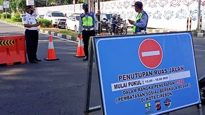 Penyekatan di Jalan Cipto Mangunkusumo saat PSBB Tingkat Jabar di Kota Cirebon. (Ayocirebon/Erika Lia)