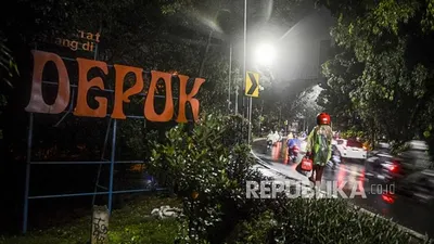 [ilustrasi] Polisi mengimbau pengendara motor berboncengan yang akan menuju Jalan Raya Margonda saat hari pertama pemberlakukan Pembatasan Sosial Berskala Besar (PSBB) di perbatasan Jakarta dan Depok, Lenteng Agung, Jakarta, Rabu (15/4). Pemerintah Provinsi Jawa Barat mulai memberlakukan PSBB di lima wilayah yaitu, Kota Bogor, Kabupaten Bogor, Kota Depok, Kota Bekasi dan Kabupaten Bekasi selama 14 hari hingga Selasa (28/4/2020) untuk mencegah penyebaran Virus Corona  (Foto: Republika/Putra M. Akbar)