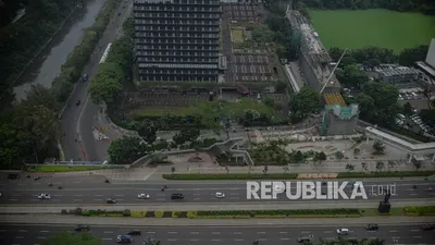 Suasana hari pertama  PSBB fase II DKI Jakarta di Jalan Jenderal Sudirman/ Republika