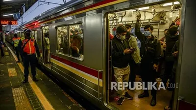 Mobilitas warga yang bekerja baik di dalam Jakarta atau dari dan menuju Jakarta diklaim sebagai salah satu penyebab masih tingginya angka corona di DKI/ Republika
