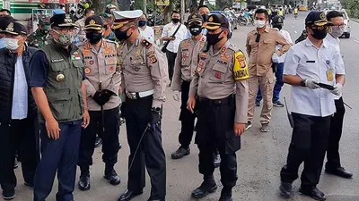 Polisi mencatat ratusan pelanggaran aturan di hari pertama Pembatasan Sosial Berskala Besar (PSBB) di Kota Bandung, Rabu (22/4/2020).