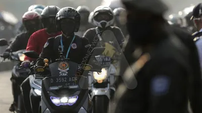 Petugas memeriksa pengendara di Check Point Pembatasan Sosial Berskala Besar (PSBB) Terminal Cicaheum, Jalan Jendral Ahmad Yani, Kota Bandung, Rabu (29/4/2020). (Ayobandung.com/Kavin Faza)