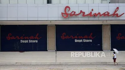 Warga berjalan di kawasan pusat perbelanjaan Sarinah yang tutup saat pemberlakuan Pembatasan Sosial Berskala Besar (PSBB) pada hari ke dua di DKI Jakarta, Sabtu (11/4/2020). DKI Jakarta masih menjadi pusat episentrum COVID-19 di Indonesia (FOTO : Prayogi/Republika)