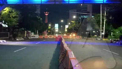Suasana Jalan Pandanaran Kota Semarang, Jawa Tengah, setelah ditutup untuk pembatasan mobilitas warga Semarang, Jumat (17/4/2020), malam. (Ayojakarta.com/Budi Cahyono)