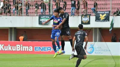 Striker PSIS Semarang, Hari Nur duel bola atas lawan center back PS Sleman, Ikhwan Ciptady dalam lanjutan Kompetisi Liga 1 musim 2019. (Ayojakarta.com/Budi Cahyono)