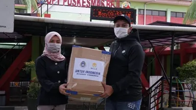 PSSI menjalin kerja sama dengan Mills selaku official apparel Timnas Indonesia membagikan 1.000 alat pelindung diri (APD) di beberapa fasilitas pelayanan kesehatan. (dok PSSI)