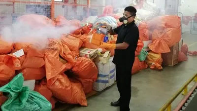 Karyawan menyemprotkan cairan disinfektan di areal Sentral Pengolahan Pos Surabaya/ (Dok. PT Pos Indonesia)