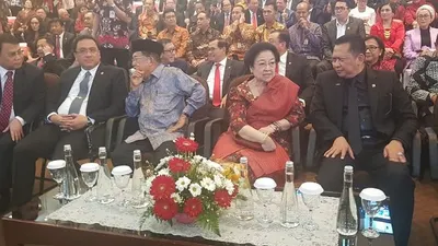 Ketua BPK, Agung Firman Sampurna, mantan Wakil Presiden Jusuf Kalla, mantan Presiden RI Megawati Soekarnoputri dan Ketua MPR Bambang Soesatyo saat menghadiri penganugerahan gelar Doktor Honoris Causa dalam Bidang Kebudayaan dan Kebijaksanaan Pembangunan Manusia kepada Ketua DPR, Puan Maharani di Universitas Diponegoro (Undip), Semarang, Jawa Tengah, Jumat (14/2/2020)