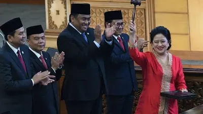 Ketua DPR RI, Puan Maharani, mengacungkan palu disaksikan Wakil Ketua M Aziz Syamsuddin (kiri), Sufmi Dasco Ahmad (kedua kiri), Rahmad Gobel (ketiga kiri), dan Muhaimin Iskandar (keempat kiri) usai pelantikan pimpinan DPR dalam Rapat Paripurna ke-2 Masa Persidangan I Tahun 2019-2020 di Kompleks Parlemen, Senayan, Jakarta, Selasa (1/10/2019)/Antara Foto