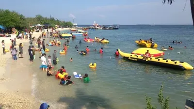 Wisatawan menikmati pantai di Pulau Untung Jawa (tripadvisor.co.id)