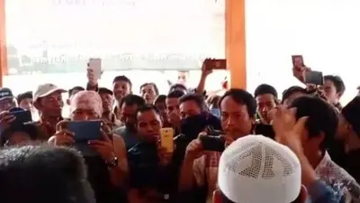 Takut jalani rapid test, puluhan orang menyerbu kantor lurah di Kelurahan Mesjid Priyayi, Kecamatan Kasemen, Kota Serang, Senin (15/6/2020) siang.