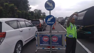 [ilustrasi] Polisi mengatur lalu lintas di jalur menuju Puncak, Bogor. (ayobogor/Husnul Khatimah)