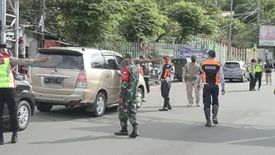 Petugas melakukan razia kendaraan bagi wisatawan di Puncak. (dok)