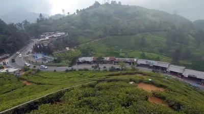 Suasana lalu lintas di Jalan Raya Puncak, Bogor, Jawa Barat. (Antara/Yulius Satria Wijaya)