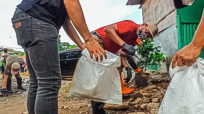 Wakil Wali Kota Jakarta Selatan Gagas Gerakan Pungut Sampah di Pejaten Barat