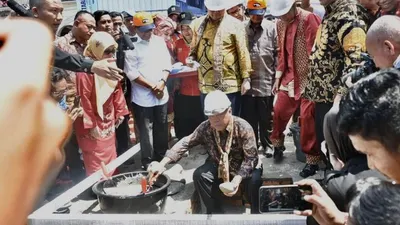 Menko Bidang Perekonomian Airlangga Hartanto Menteri Basuki juga melakukan groundbreaking revitalisasi Pasar Rakyat Pariaman/Biro Komunikasi Publik Kementerian PUPR