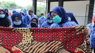 Bupati Purwakarta saat menunjukan batik khas Purwakarta saat berkunjung ke Eks Kantor Pendidikan UPTD Sukatani.