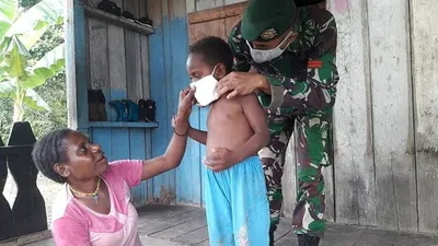 Satgas 754 Kostrad bagikan masker di Kampung Kiliarma, Distrik Agimuga, Kabupaten Mimika, Papua, Rabu (10/6/2020). (dok Puspen TNI)