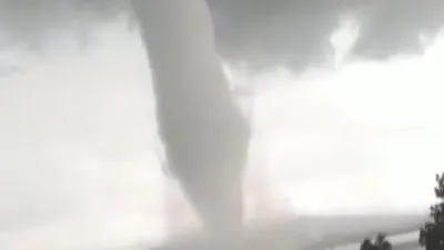 Angin puting beliung terjadi di tengah perairan Waduk Gajahmungkur, Desa Sendang, Kabupaten Wonogiri, Jawa Tengah, Rabu (20/1) pukul 16.30 WIB. (Relawan PB Wonogiri)