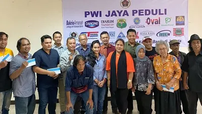 PWI Jaya Peduli Bersama Bakrie Amanah Salurkan Donasi untuk 18 Wartawan Korban Banjir