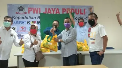 Majalah Sudut Pandang berbagi kebahagiaan Ramadan dengan memberikan bingkisan Idul Fitri 1441 H kepada pengurus dan wartawan di Sekretariat PWI Jaya