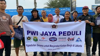 PWI Jaya Peduli Salurkan Bantuan ke Korban Banjir di Semanan