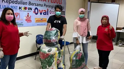 PWI Jaya memberikan paket bantuan kepada warga DKI Jakarta terdampak COVID-19 melalui PWI Jaya Peduli. (Dok. PWI Jaya)