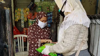 Sekretaris PWI Peduli Elly Pujianti saat menyerahkan bantuan pangan (Humas PWI Peduli)