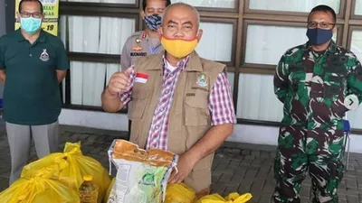 Walikota Bekasi Rahmat efefendi saat membagi sembako tahap 1 pada 18 April di Bekasi. instagram: @bangpepen03