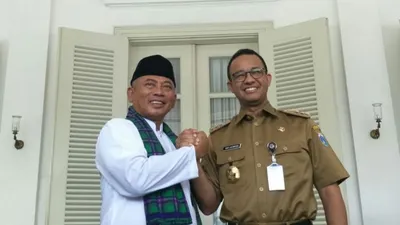 Wali Kota Bekasi, Rahmat Effendi, dan Gubernur DKI Jakarta, Anies Baswedan, di Balai Kota DKI Jakarta, Senin (22/10/2018)/Kompas.com