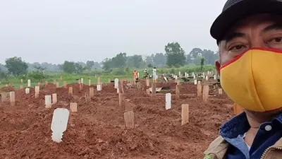 Wali Kota Bekasi, Rahmat Effendi, saat berada di pemakaman khusus pasien Covid-19.