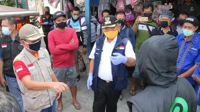 Wali Kota Bekasi, Rahmat Effendi, mendatangi Pasar Wisma Asri, Bekasi Utara, untuk menjelaskan sendiri hasil tes COVID-19 terhadap para pedagang. (Humas Pemkot Bekasi/Derry)