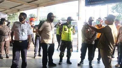 Wali Kota Bekasi, Rahmat Effendi (kanan), meninjau tiga lokasi pemantauan Pembatasan Sosial Berskala Besar (PSBB) di Kota Bekasi, Senin (20/4/2020). (Ayobekasi.net/Firda Puri Agustine)