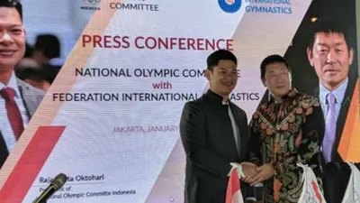 Anggota Dewan Eksekutif Olimpiade 2020, Morinari Watanabe (kanan) dan Presiden NOC Indonesia, Raja Sapta Oktohari di kawasan Sudirman, Senayan, Jakarta, Selasa (28/1/2020). (Suara.com/Arief Apriadi)