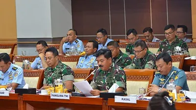 Panglima TNI Hadi Tjahjanto didampingi kepala staf tiga matra dalam rapat kerja dengan Komisi I DPR, Jakarta, Rabu (6/11/2019)/Puspen TNI