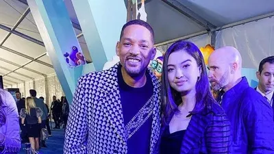Raline Shah berfoto bersama Will Smith dalam World Premiere film “Spies in Disguise” di El Capitan Theater di Hollywood, California. (Foto: Disney Indonesia)