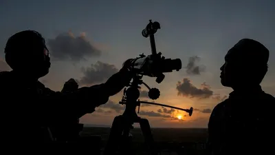 Ilustrasi - pengamatan hilal di Pusat Observasi Bulan Bukit Bela-belu, Desa Parangtritis, Kretek, Bantul, DI Yogyakarta. (Kompas/Ferganata Indra Riatmoko)