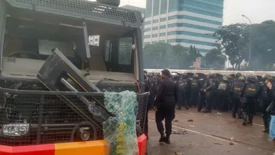 Armored Water Cannon (AWC) rusak parah akibat bentrokan antara kepolisian dengan mahasiswa di depan gerbang utama DPR, Senayan, Jakarta Pusat, Selasa sore (24/9/2019)/Ayojakarta.com