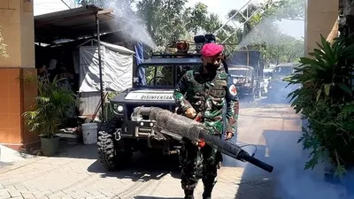 Prajurit Marinir Mako Menbanpur 2 Mar di bawah pimpinan Kapten Mar Heru melaksanakan pembagian sembako dan penyemprotan disinfektan mulai dari Perumahan dinas TNI AL Gunungsari, Jogoloyo, Wonokromo. (Marinir TNI AL)