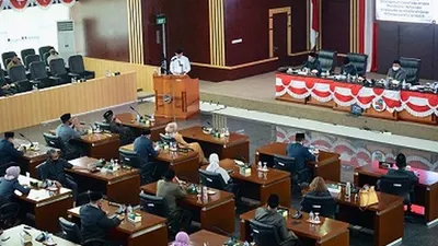 Wali Kota Bogor, Bima Arya saat memberikan pendapat akhir di Rapat Paripurna, Gedung DPRD Kota Bogor, Senin (31/8/2020). (dok)