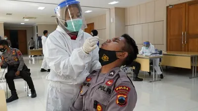Polda Jateng lakukan rapid dan swab test untuk personel pengamanan Pilkada Serentak 2020. (dok Humas Polda Jateng)