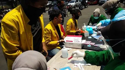 Rapid test dilakukan kepada peserta aksi. (Ayobandung/Fichri Hakiim)