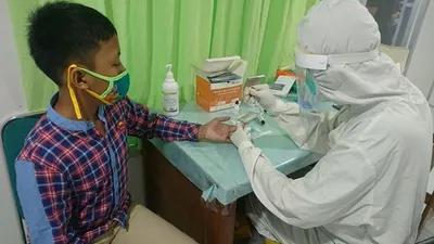 Seorang santri menjalani rapid test di RS Kontainer, RS Kartika Pulomas (Dompet Dhuafa)