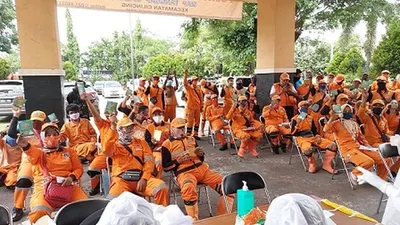 Sebagai salah satu persyaratan dari pencalonan peserta sertifikasi, ratusan petugas PPSU kecamatan Cilincing mengikuti tes cepat massa/dok: utara.jakarta.go.id