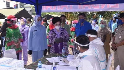 OASE KIM, Dharma Pertiwi bersama PIA Ardhya Garini melaksanakan rapid test gratis kepada masyarakat di SDN 08 Susukan, Kelurahan Susukan, Kecamatan Ciracas, Jakarta Timur, Senin (15/6/2020). (Puspen TNI)