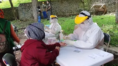 Wisatawan luar Kota Tasikmalaya dirapid tes sebelum masuk kawasan objek wisata Situ Gede Kota Tasikmalaya, Sabtu (31/10/2020). (AyoTasik.com/Heru Rukanda)